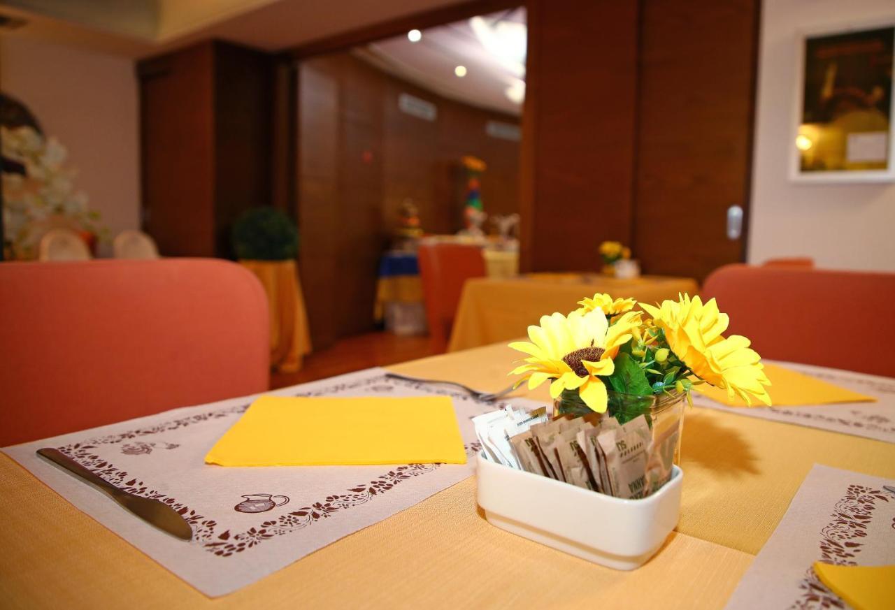 Hr Hotel Монфальконе Экстерьер фото
