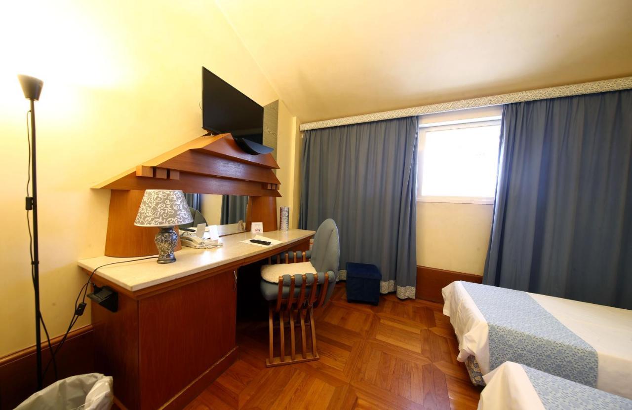 Hr Hotel Монфальконе Экстерьер фото