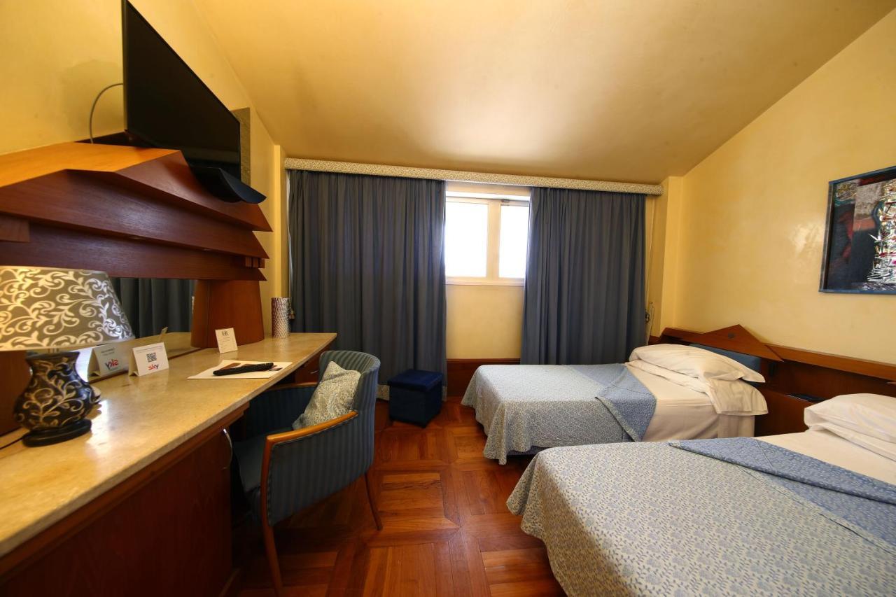 Hr Hotel Монфальконе Экстерьер фото