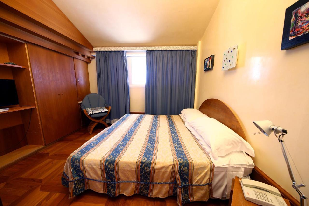 Hr Hotel Монфальконе Экстерьер фото