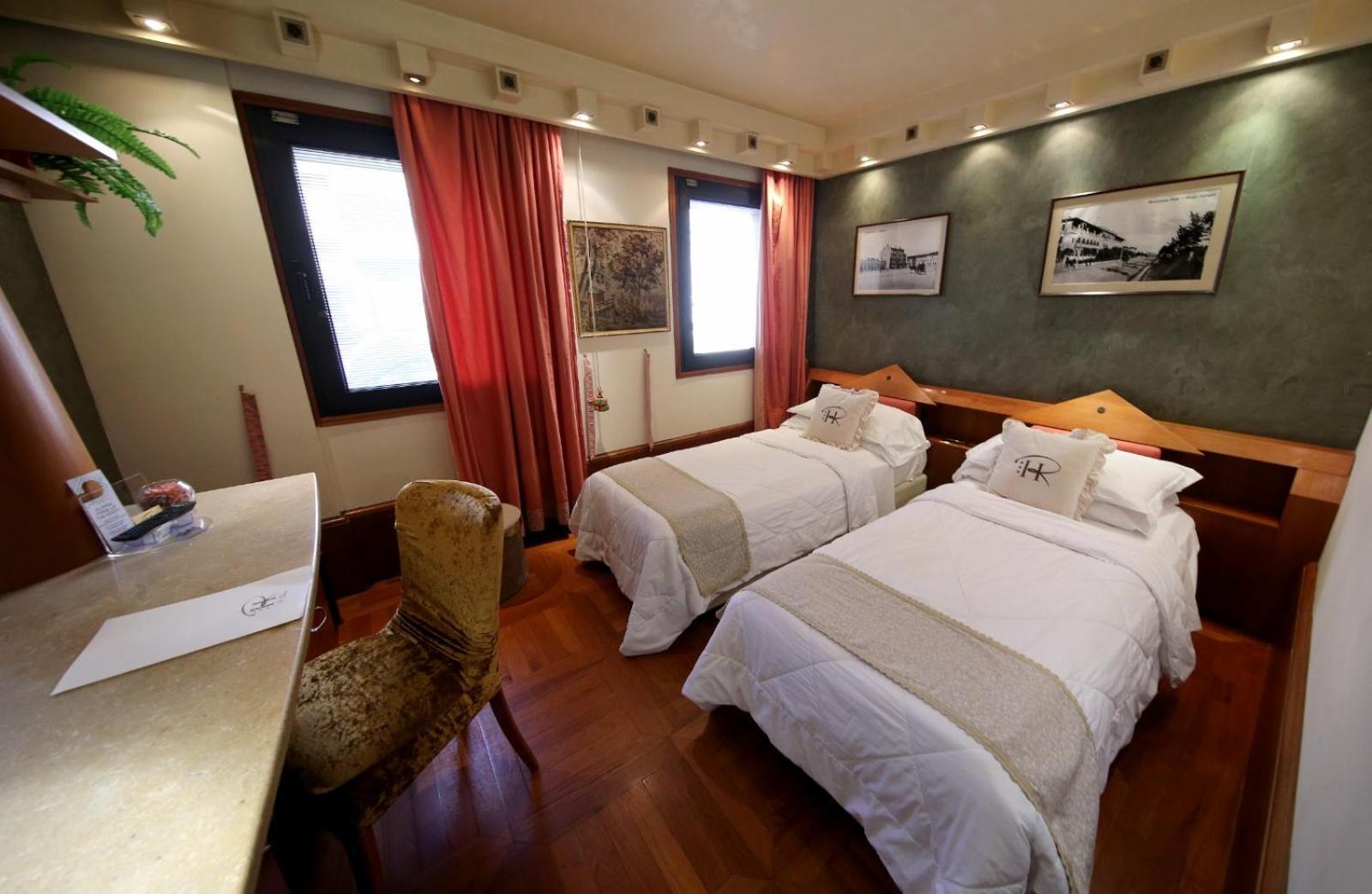 Hr Hotel Монфальконе Экстерьер фото