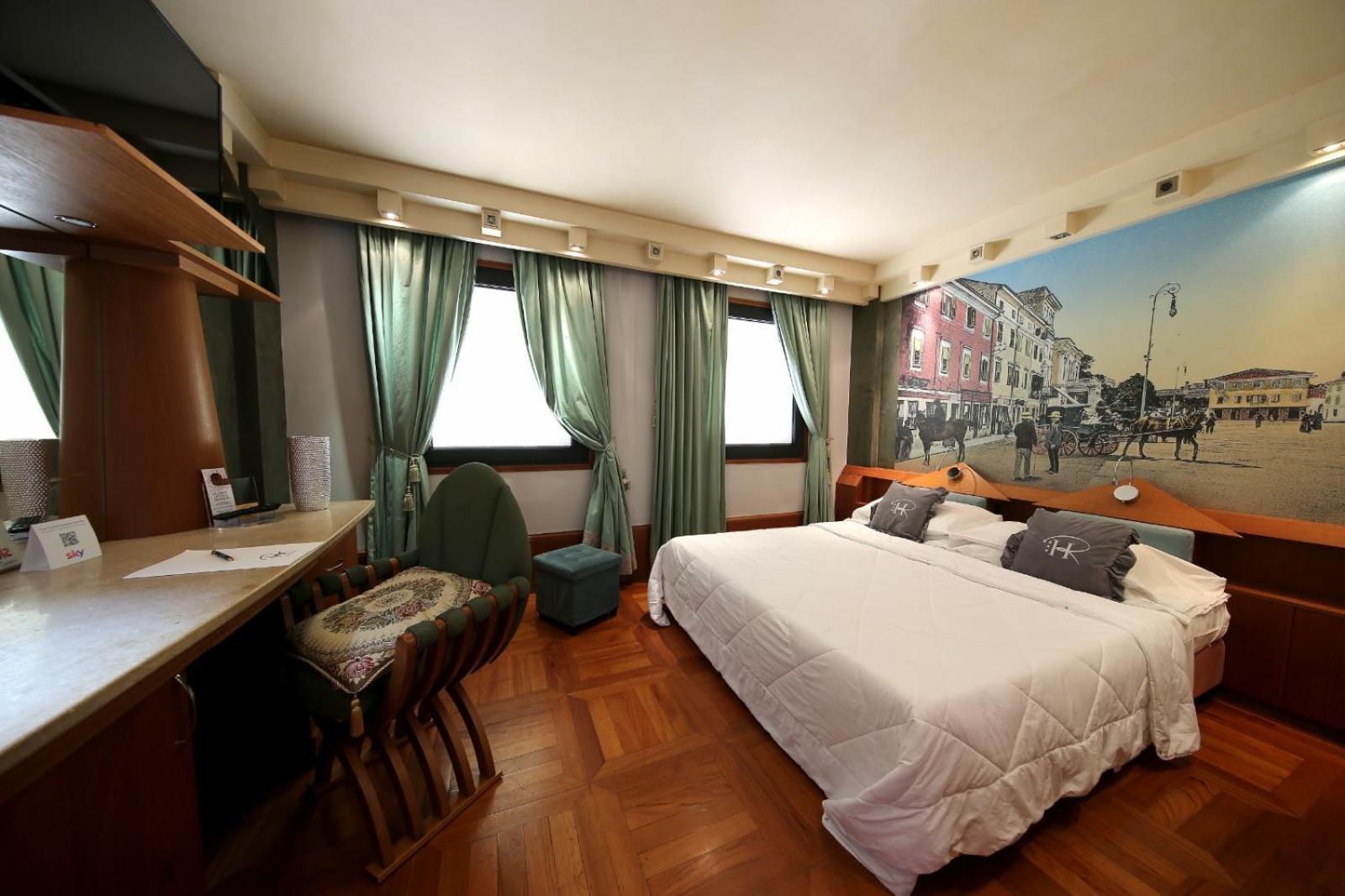 Hr Hotel Монфальконе Экстерьер фото