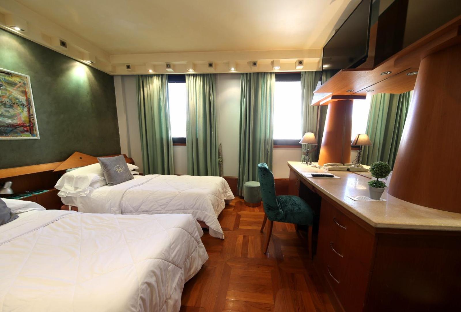 Hr Hotel Монфальконе Экстерьер фото