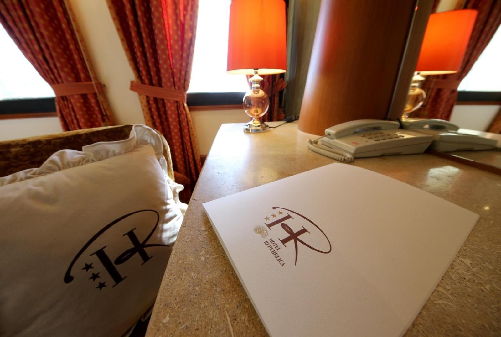 Hr Hotel Монфальконе Экстерьер фото
