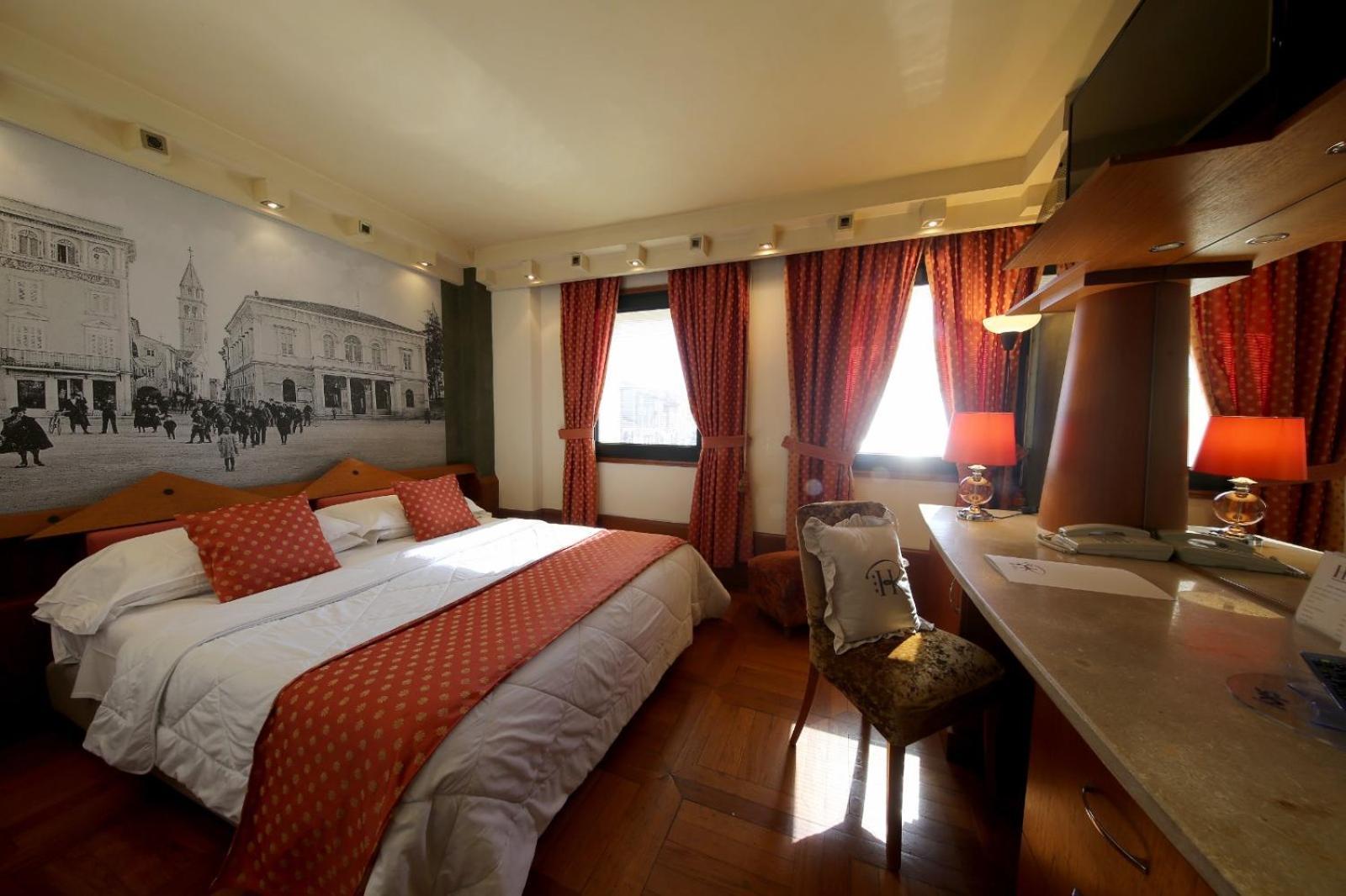 Hr Hotel Монфальконе Экстерьер фото