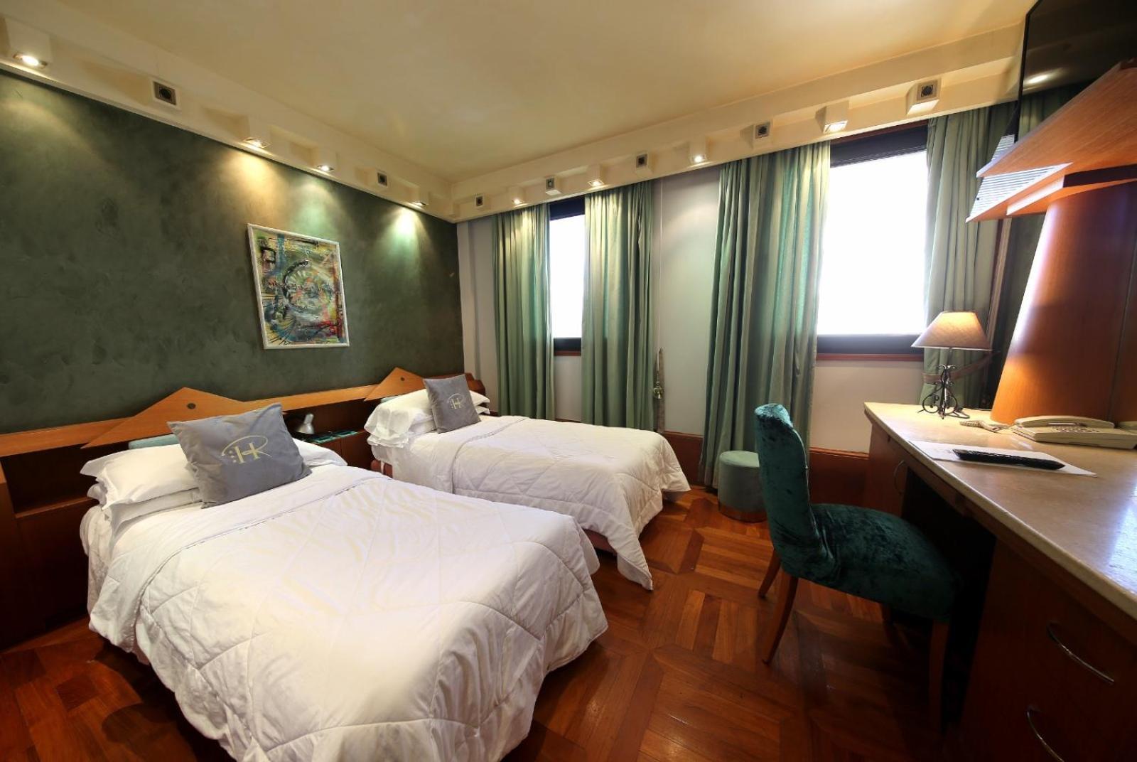 Hr Hotel Монфальконе Экстерьер фото