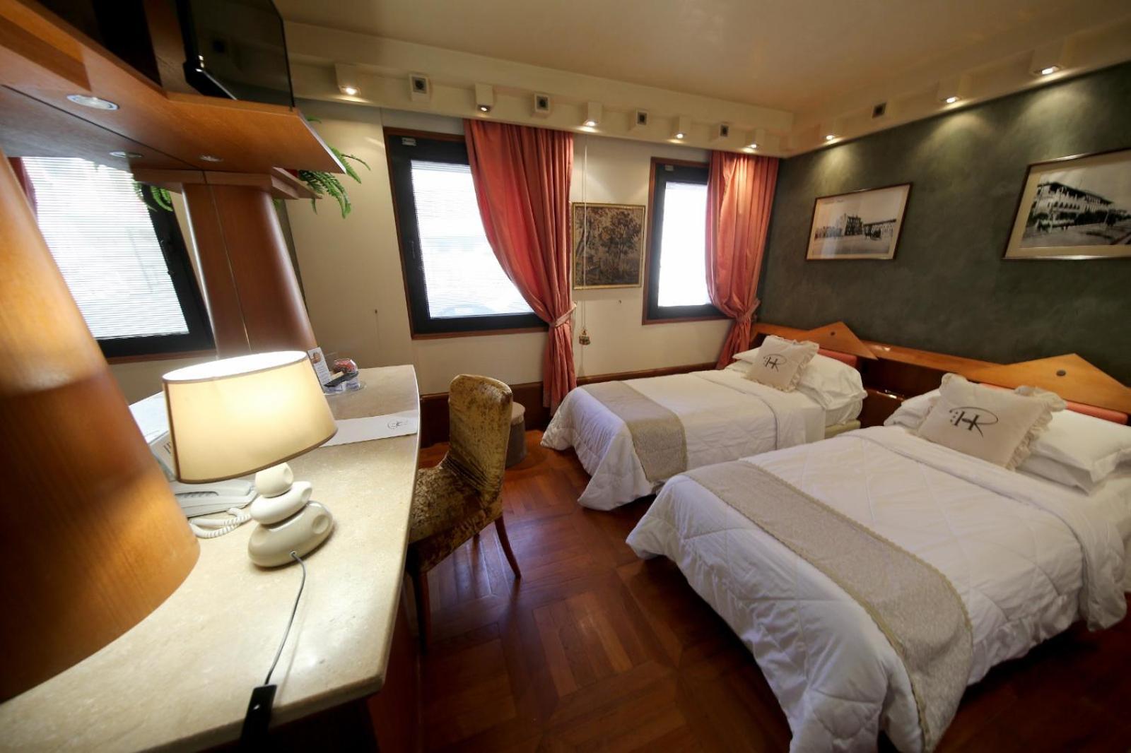 Hr Hotel Монфальконе Экстерьер фото