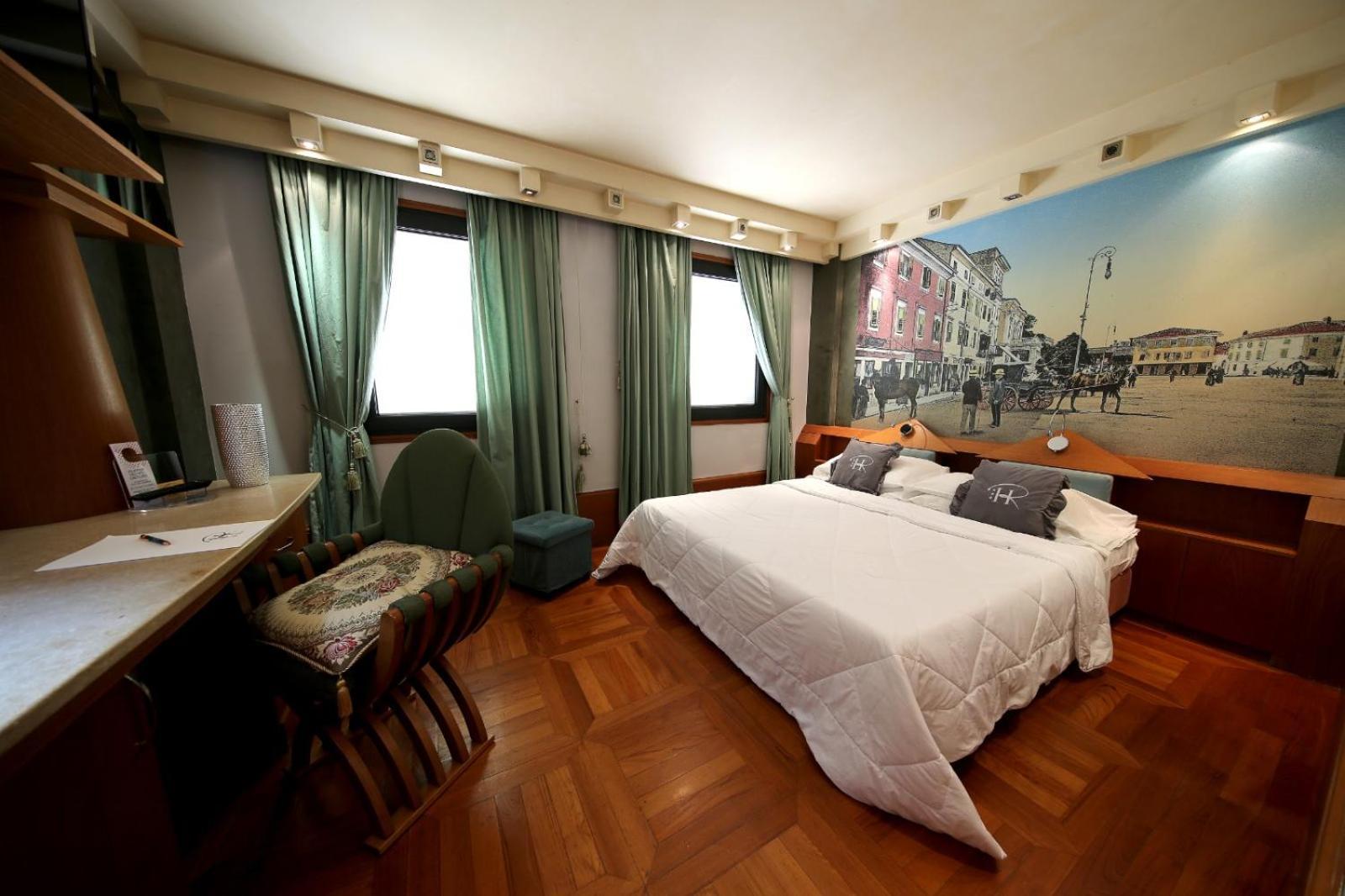Hr Hotel Монфальконе Экстерьер фото