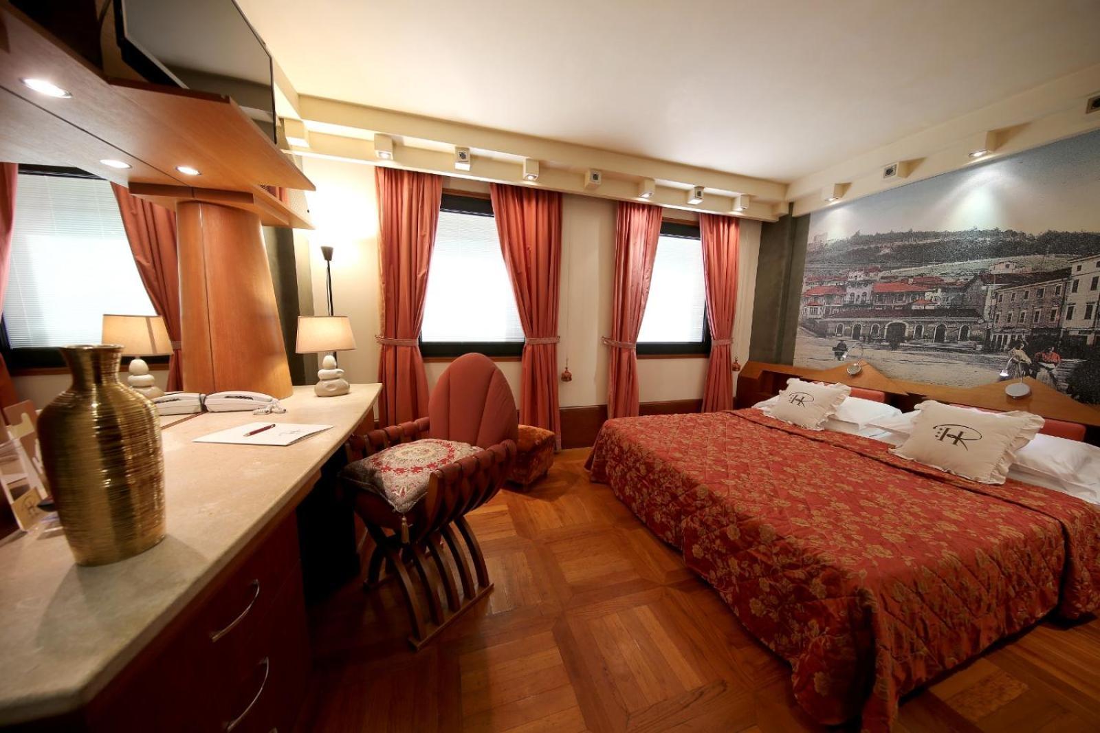 Hr Hotel Монфальконе Экстерьер фото