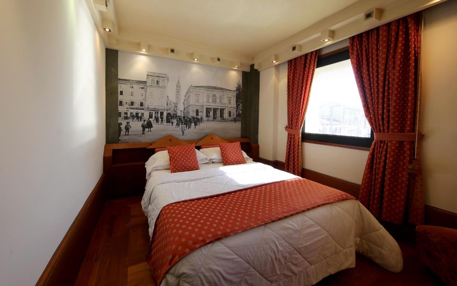 Hr Hotel Монфальконе Экстерьер фото