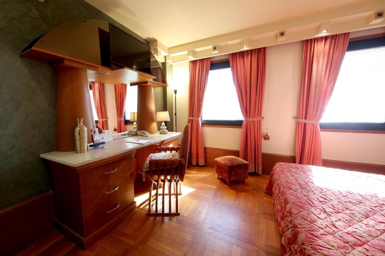 Hr Hotel Монфальконе Экстерьер фото