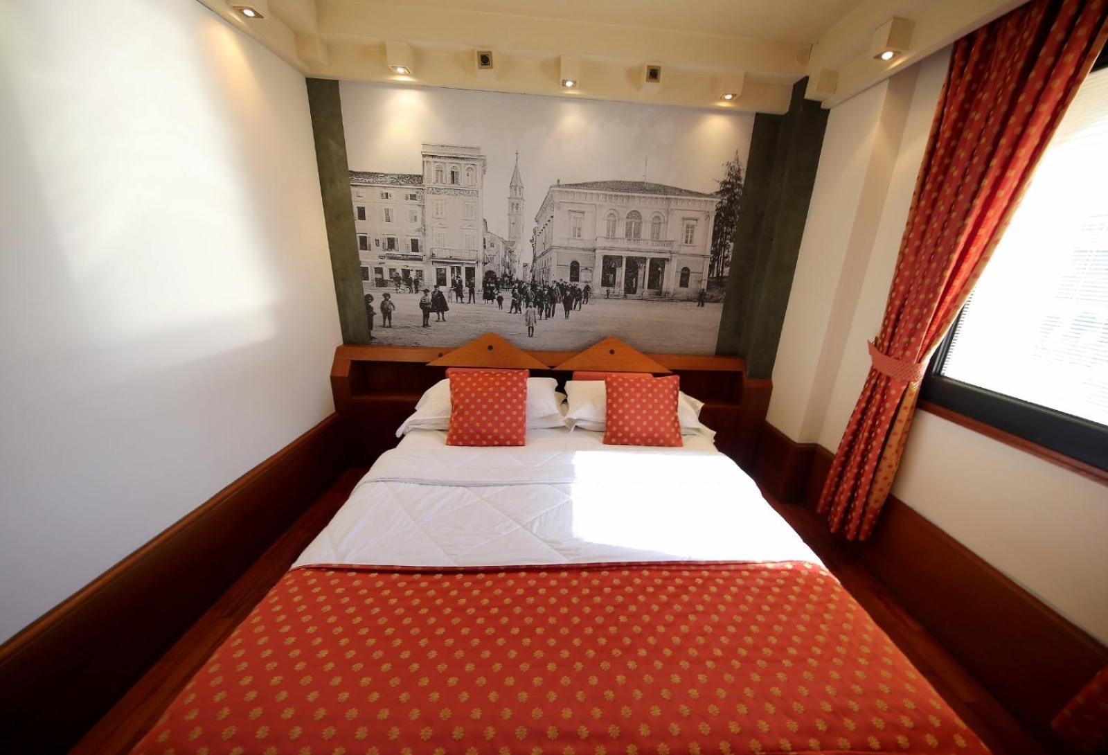 Hr Hotel Монфальконе Экстерьер фото