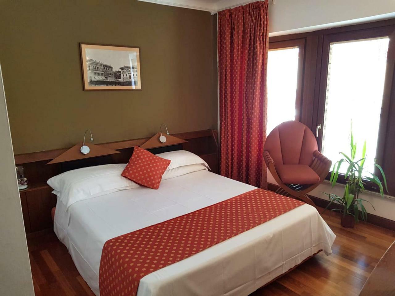 Hr Hotel Монфальконе Экстерьер фото