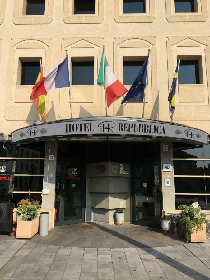 Hr Hotel Монфальконе Экстерьер фото